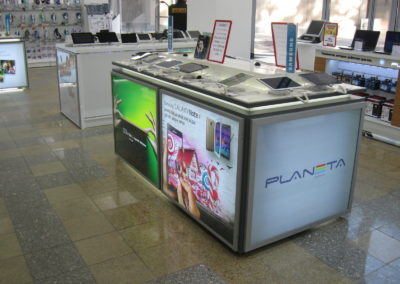 Стол для продажи планшетов со встроенными лайтбоксам