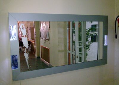 Зеркало со встроенными рекламными дисплеями с подсветкой
